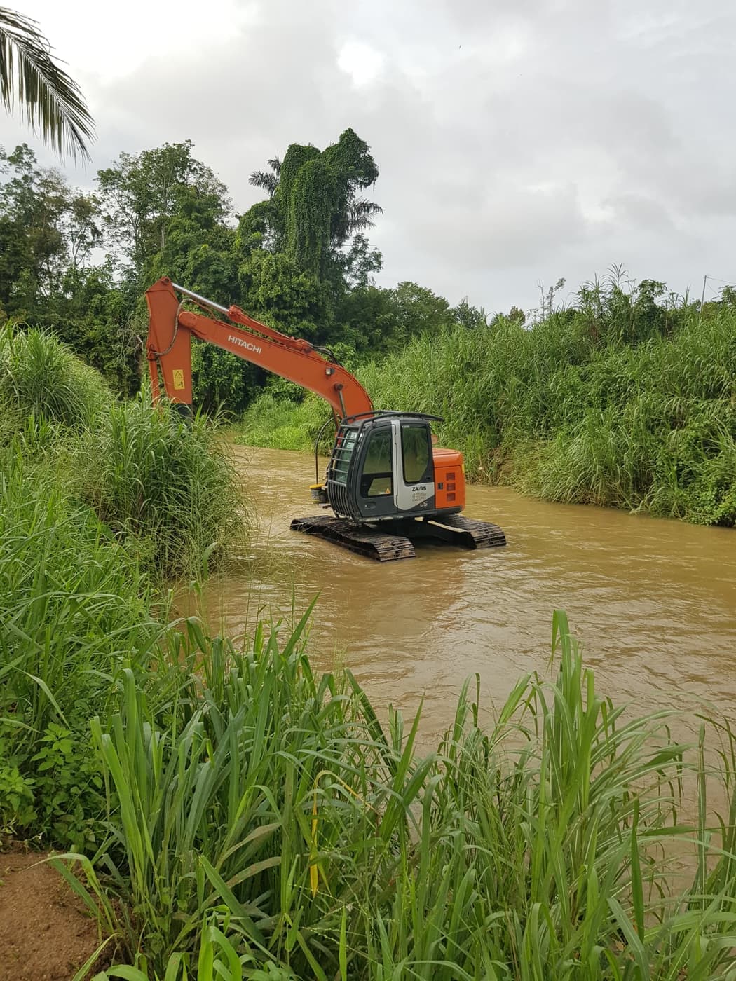 Jentera pengorek menjalankan kerja mendalam dan membersih sungai