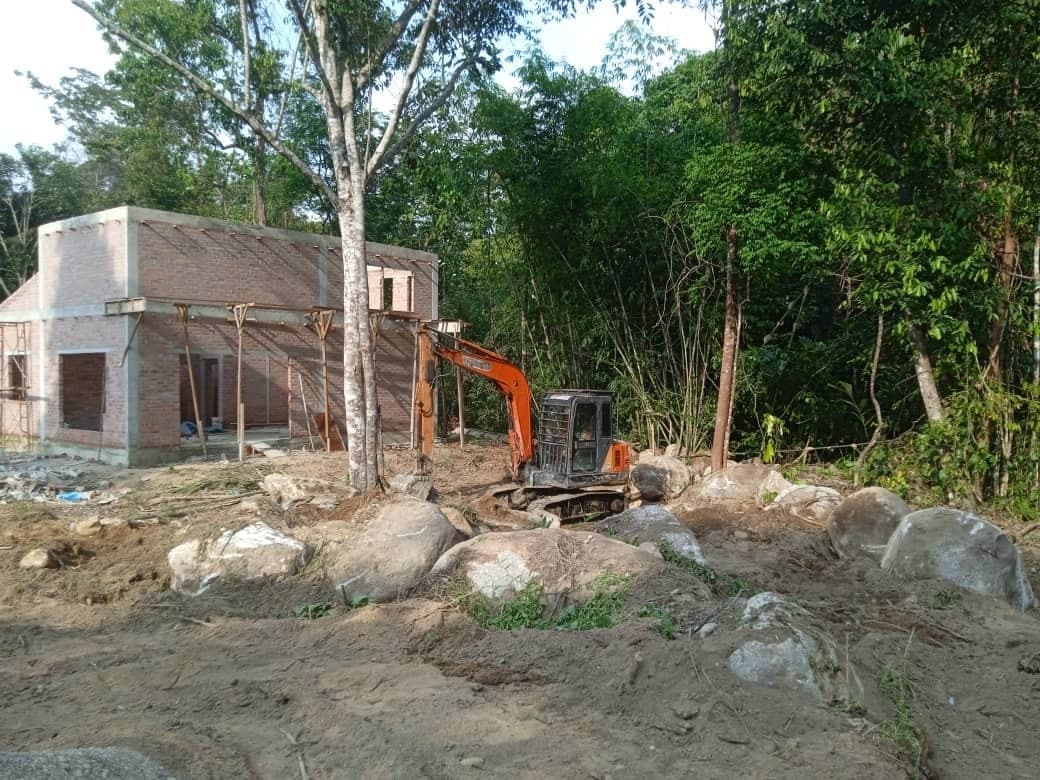 Bangunan bata dalam pembinaan bersama kerja tanah di sekelilingnya